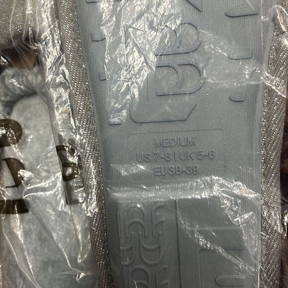 🔥4/$25 NEW Longbay Silver Sparkle Cozy Slippers Large 9/10 - Picture 4 of 4